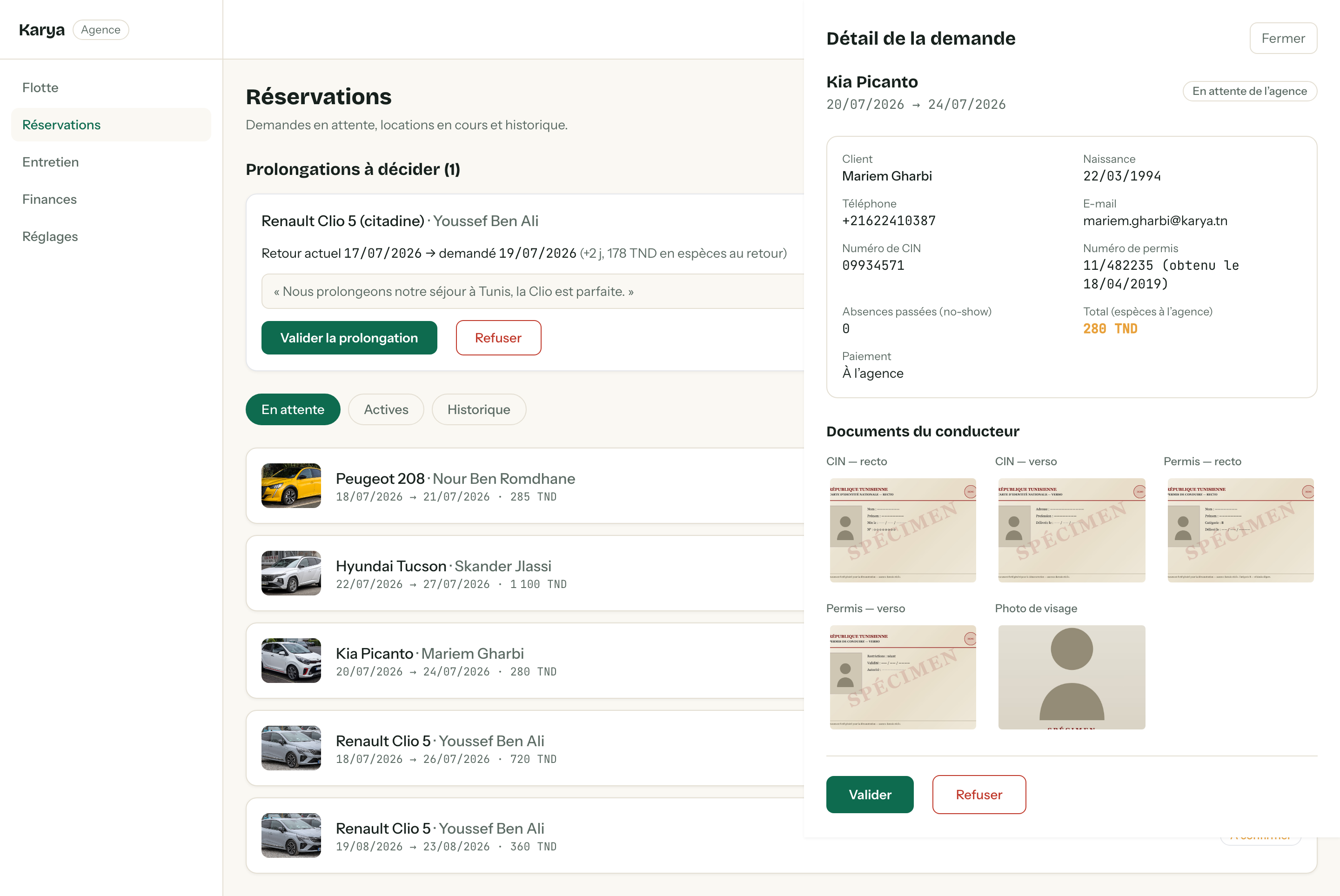 Détail d'une demande côté agence : client, CIN, permis avec date d'obtention, historique de no-shows, total, et la grille des cinq documents d'identité (spécimens), avec les boutons Valider et Refuser.